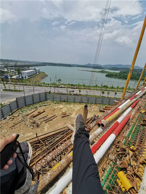 江岸区作业中发生设备损坏或人员意外，责任怎么划分？